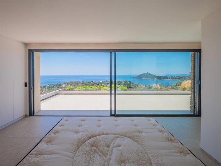 Image No.9-5 Bed House for sale