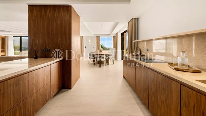 Image No.6-5 Bed House for sale