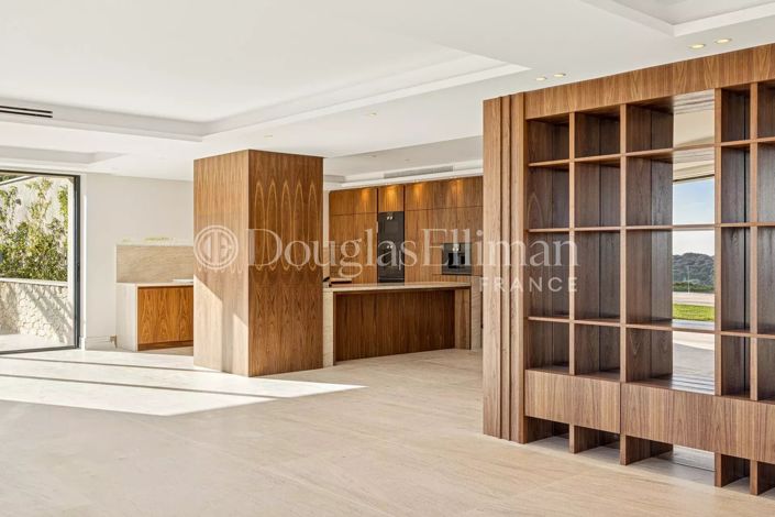 Image No.8-5 Bed House for sale