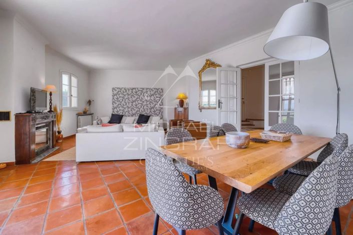 Image No.8-5 Bed House for sale