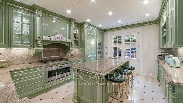 Image No.8-8 Bed House for sale