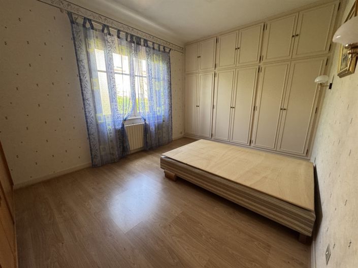 Image No.8-8 Bed House for sale