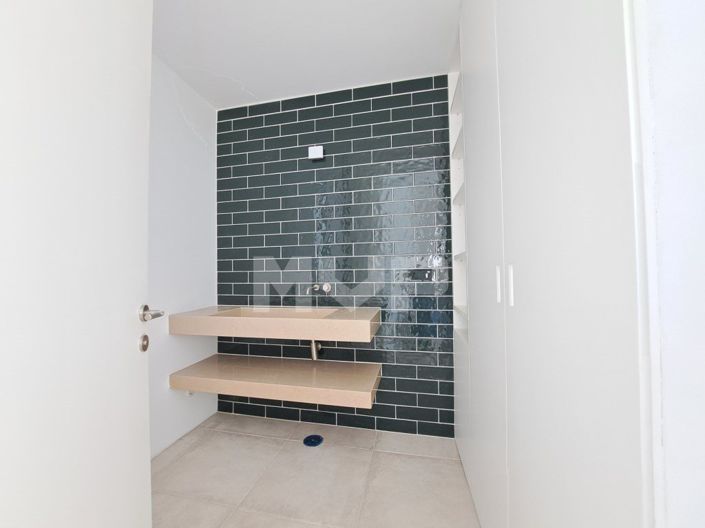 Image No.25-4 Bed House for sale