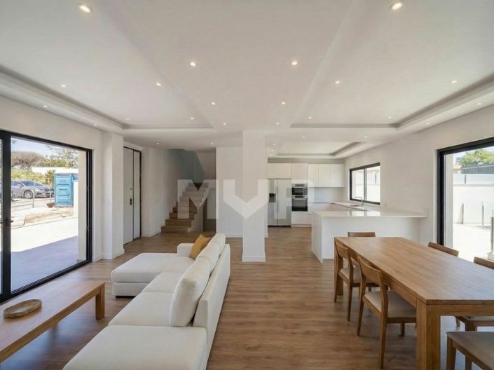 Image No.8-3 Bed House for sale