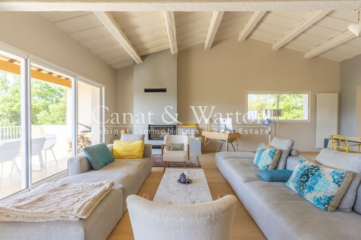 Image No.8-6 Bed House for sale