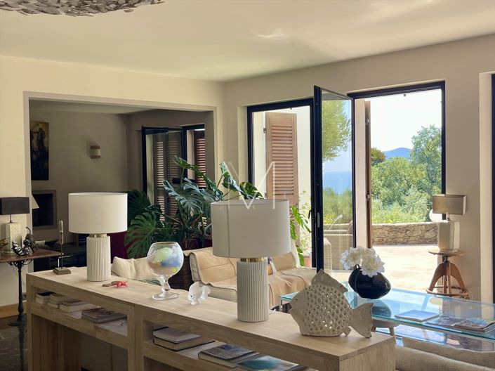 Image No.18-5 Bed House for sale