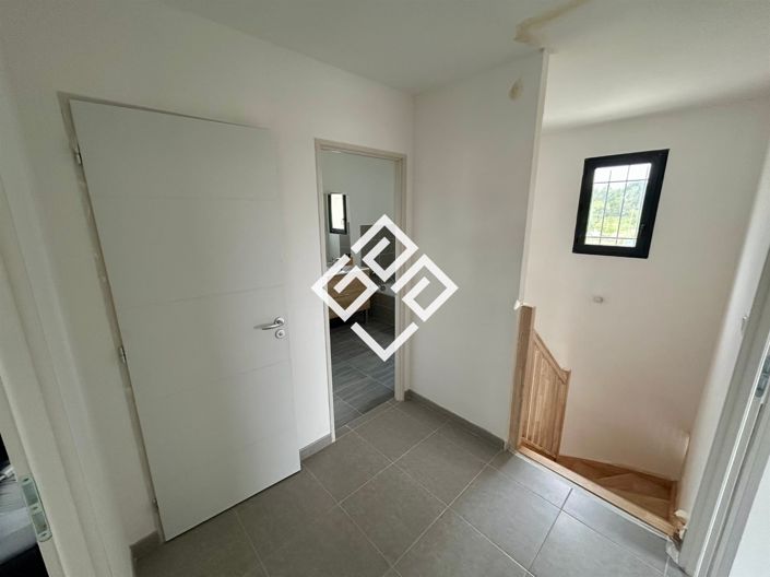 Image No.8-3 Bed House for sale