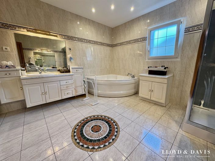 Image No.12-4 Bed House for sale