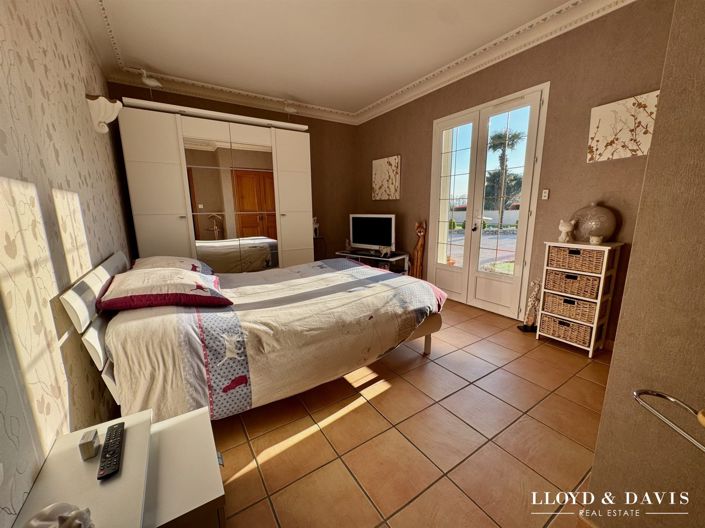 Image No.6-4 Bed House for sale