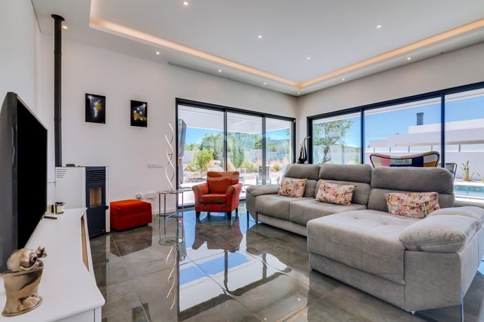 Image No.18-4 Bed House for sale
