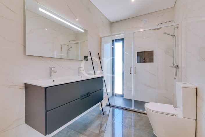 Image No.8-4 Bed House for sale