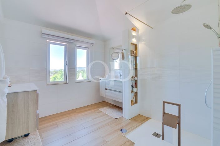 Image No.8-5 Bed House for sale