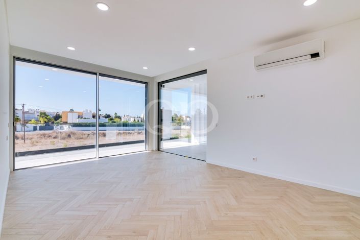 Image No.42-4 Bed House for sale