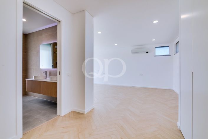 Image No.52-4 Bed House for sale