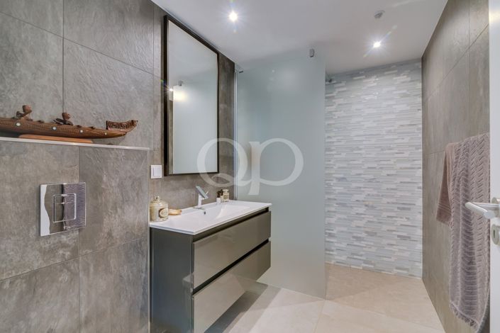 Image No.10-3 Bed House for sale