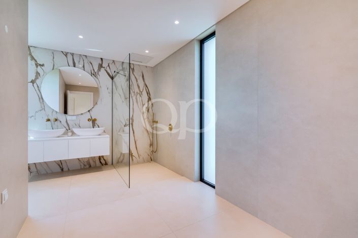Image No.40-4 Bed House for sale