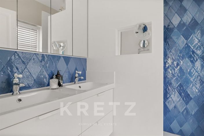 Image No.9-6 Bed House for sale