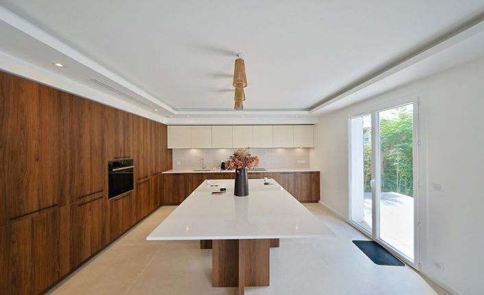 Image No.9-5 Bed House for sale