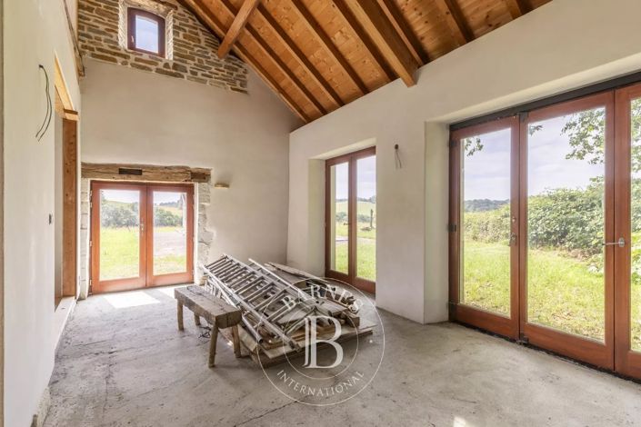 Image No.10-6 Bed House for sale