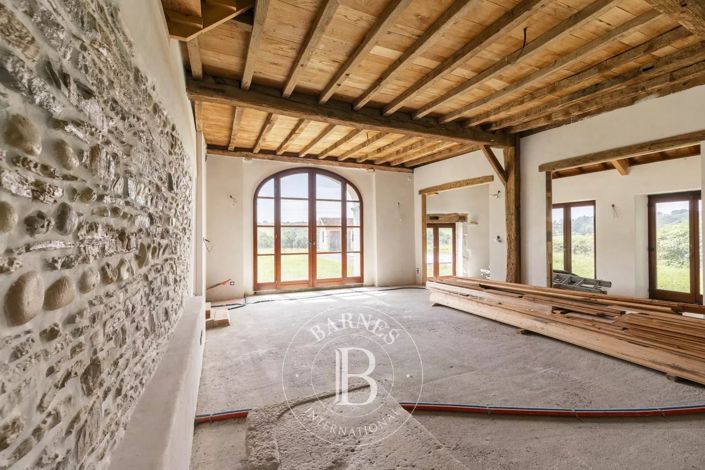 Image No.6-6 Bed House for sale