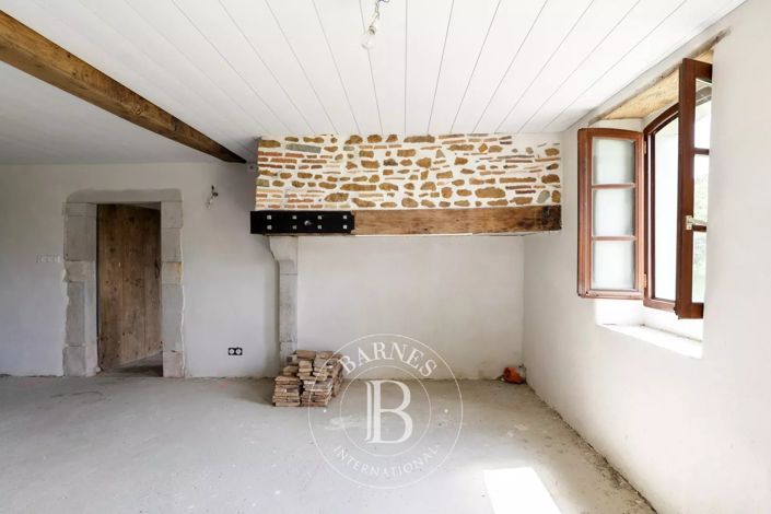 Image No.8-6 Bed House for sale