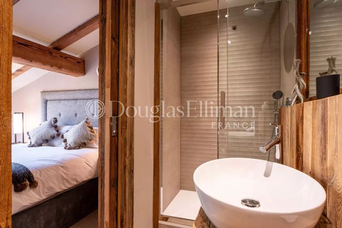 Image No.8-5 Bed House for sale