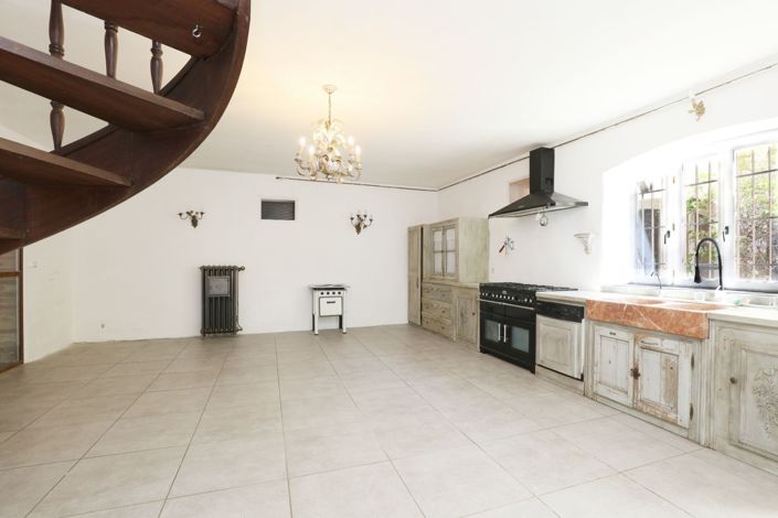 Image No.6-20 Bed House for sale