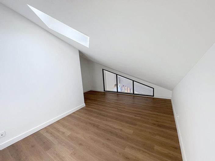 Image No.8-2 Bed House for sale