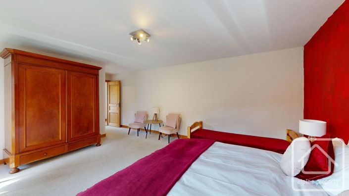 Image No.32-7 Bed Property for sale