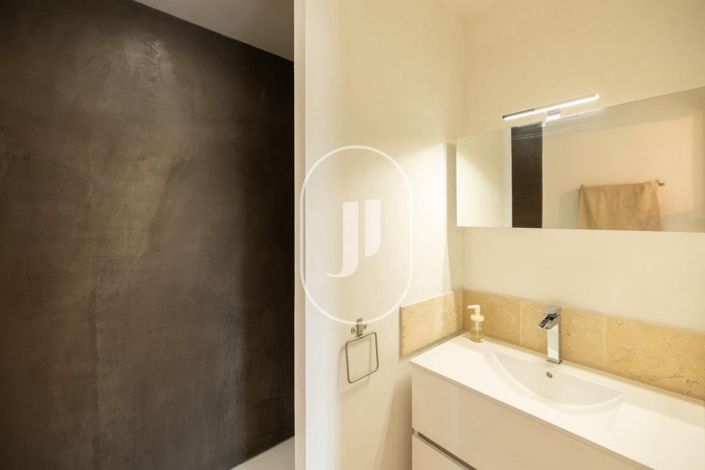 Image No.36-5 Bed House for sale
