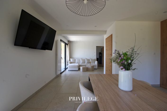 Image No.6-5 Bed House for sale