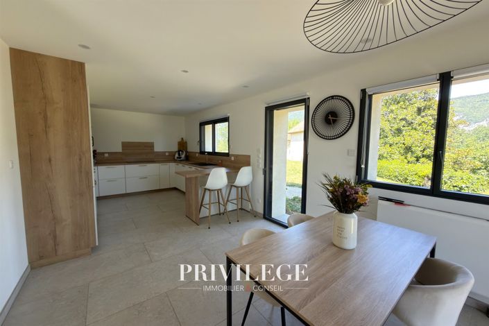 Image No.8-5 Bed House for sale