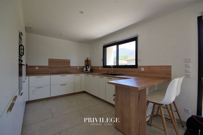 Image No.9-5 Bed House for sale