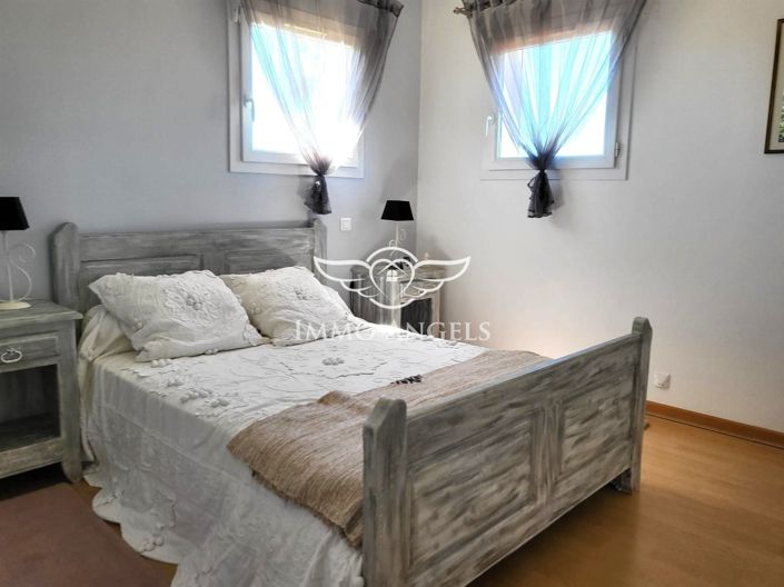 Image No.17-6 Bed House for sale