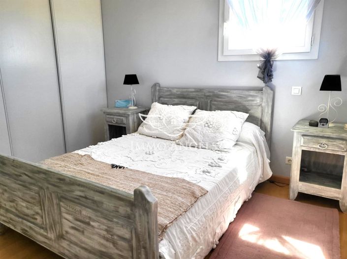 Image No.18-6 Bed House for sale
