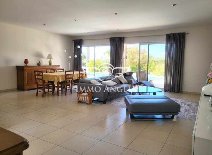 Image No.8-6 Bed House for sale