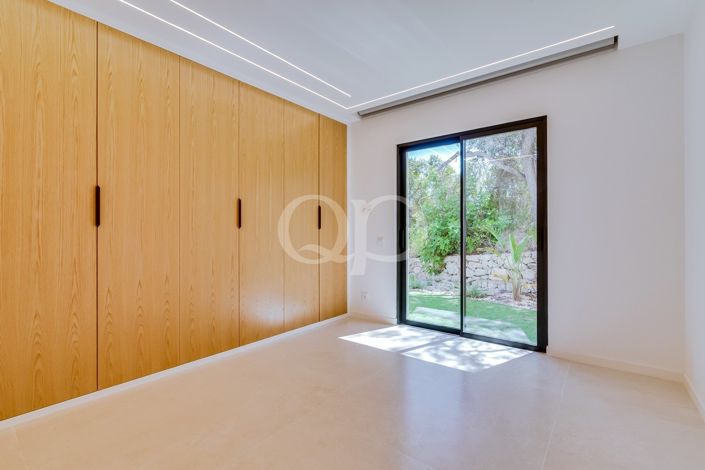 Image No.8-3 Bed House for sale