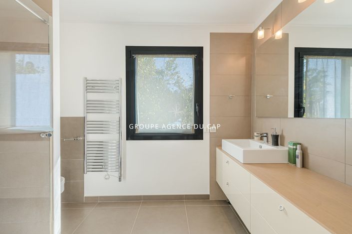 Image No.12-4 Bed House for sale