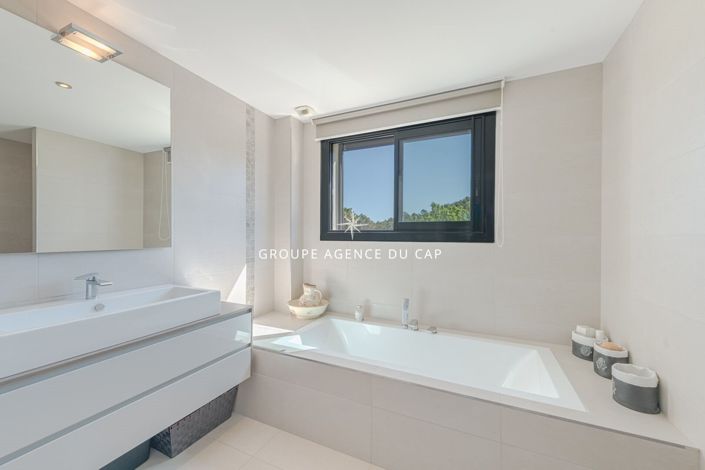 Image No.9-4 Bed House for sale