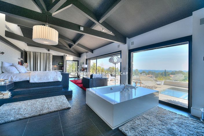 Image No.17-6 Bed House for sale