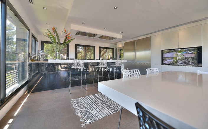 Image No.5-6 Bed House for sale