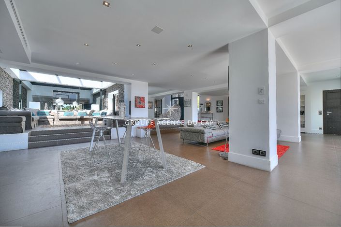 Image No.7-6 Bed House for sale