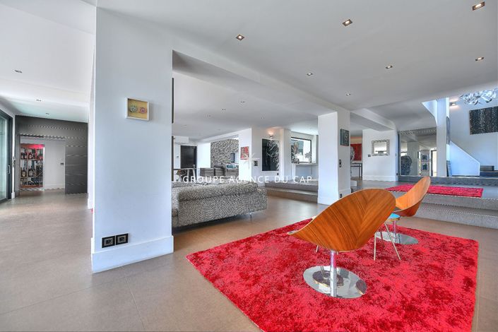 Image No.8-6 Bed House for sale