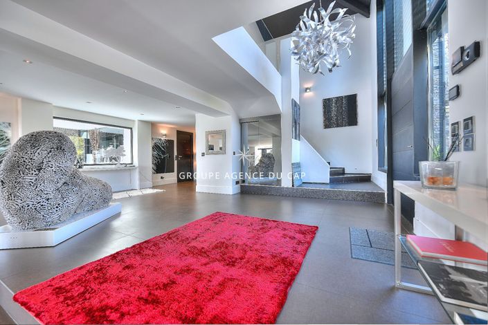 Image No.9-6 Bed House for sale