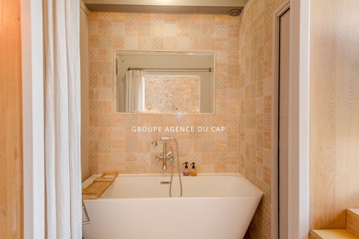Image No.9-6 Bed House for sale