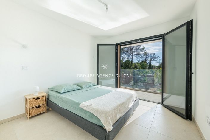 Image No.10-5 Bed House for sale
