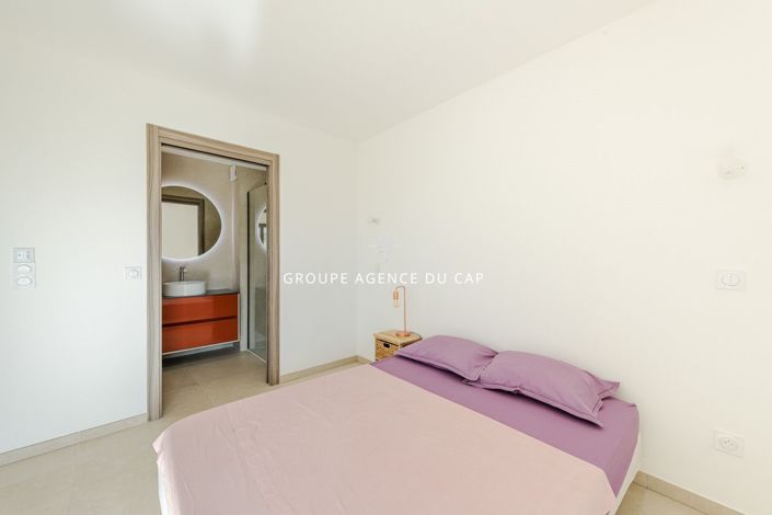 Image No.12-5 Bed House for sale