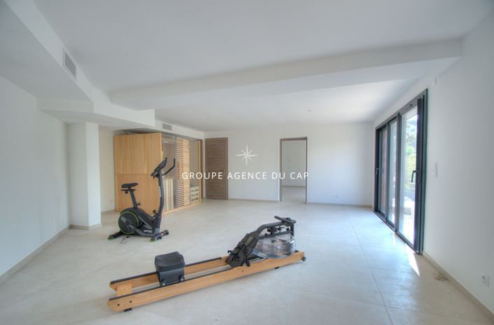 Image No.16-5 Bed House for sale