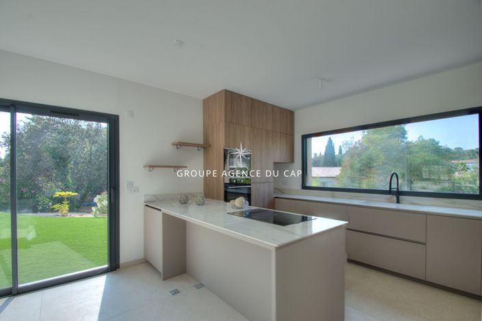 Image No.18-5 Bed House for sale