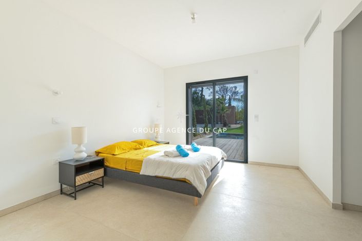 Image No.6-5 Bed House for sale